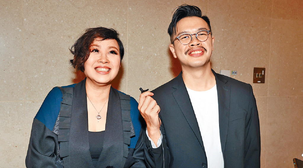 ■蝦頭笑着向何爵天撈，望找她拍戲。