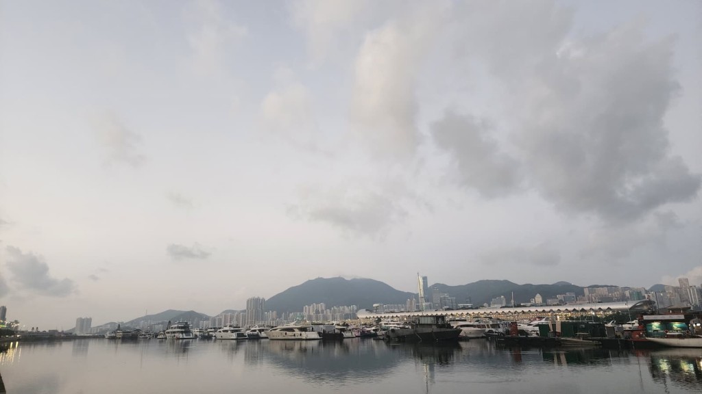本港地區今日天氣大致天晴,但局部地區有驟雨。黎志偉攝 本港地區今日天氣大致天晴,但局部地區有驟雨。黎志偉攝