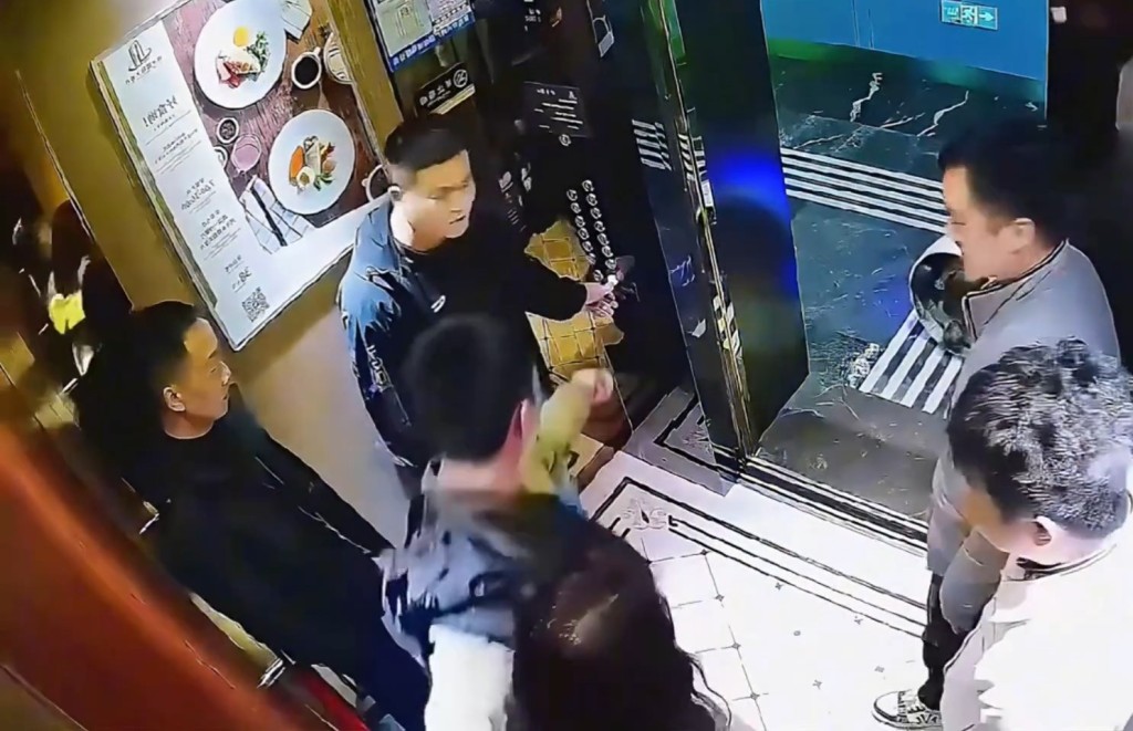 闭路电视拍下男子踢倒机械人的画面。 闭路电视拍下男子踢倒机械人的画面。