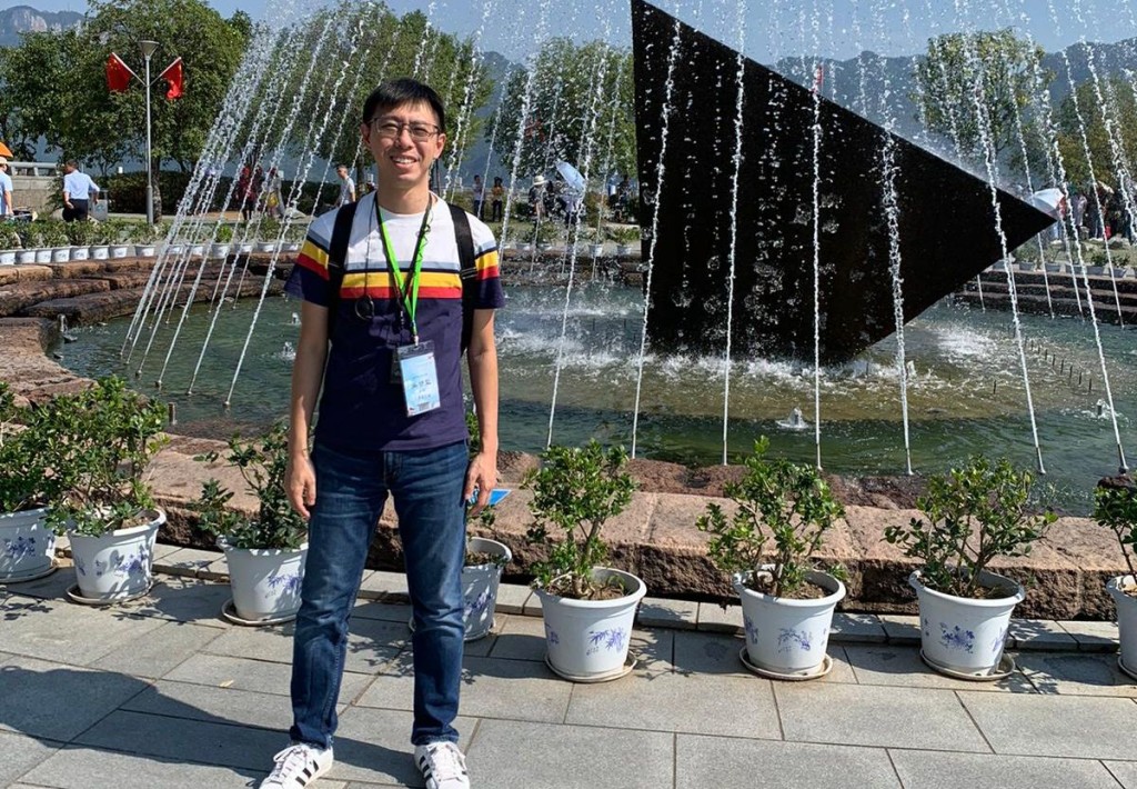 将军澳香岛中学历史科科主任吴壁坚提醒同学答题时，要注意提问用语。