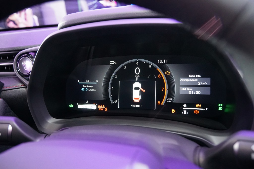Lexus全新LBX標準設備包括12.3吋數碼儀錶板和9.8吋觸控中央屏幕多媒體系統。