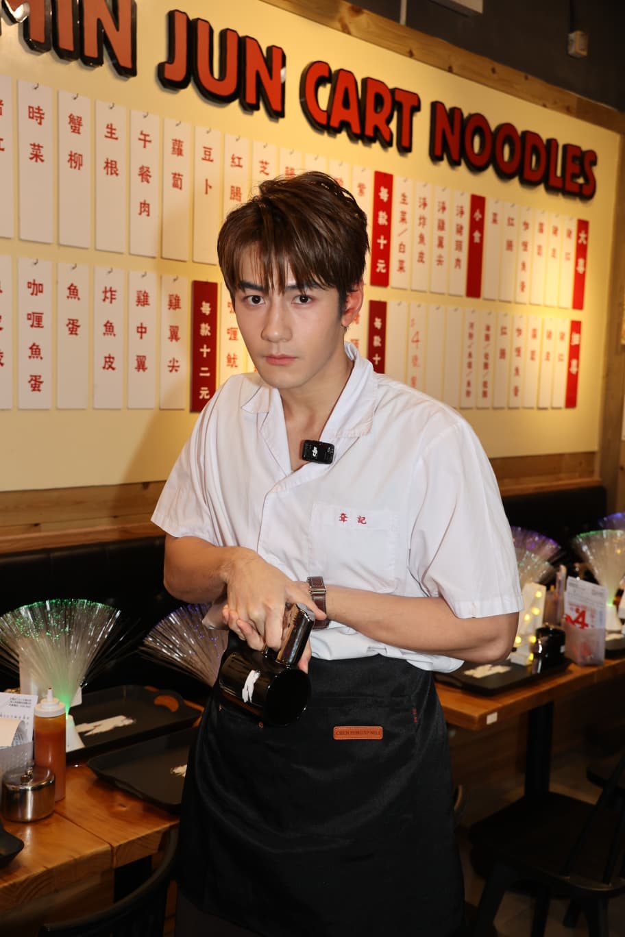 魏浚笙扮揸槍姿勢。 魏浚笙扮揸槍姿勢。