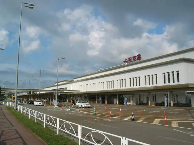 日本小松机场跑道惊现40厘米裂缝，要紧急关闭抢修。维基百科