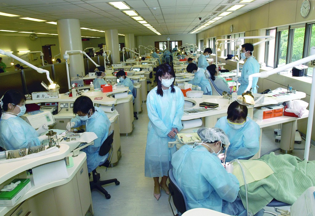 菲腊牙科医院会招募患不同程度牙周病的巿民作为教学病人。资料图片