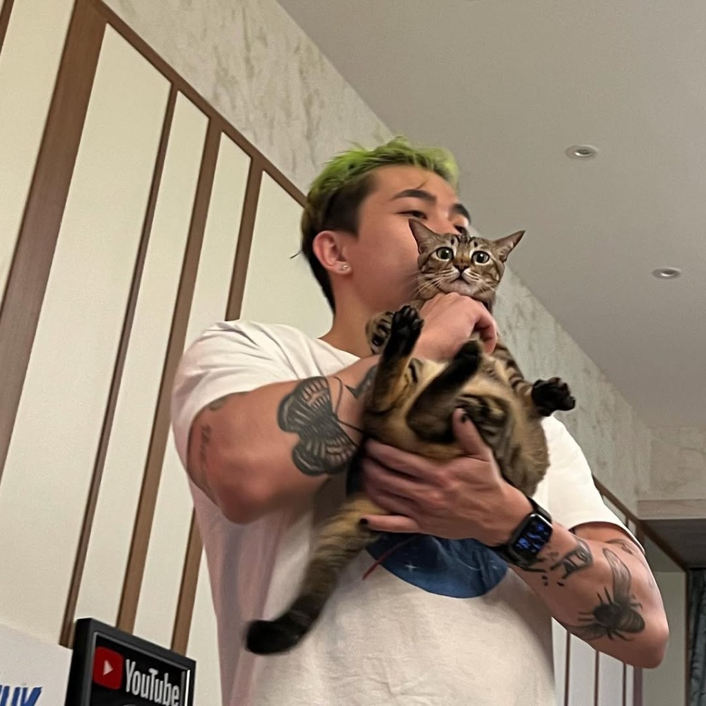 Tyson Yoshi是愛貓之人。 Tyson Yoshi是愛貓之人。