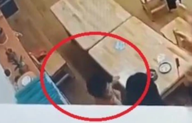 男童被掐嘴巴。「爆料公社」FB圖片