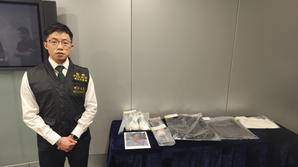 灣仔警區反三合會行動組督察胡偉祺講述案件。 灣仔警區反三合會行動組督察胡偉祺講述案件。