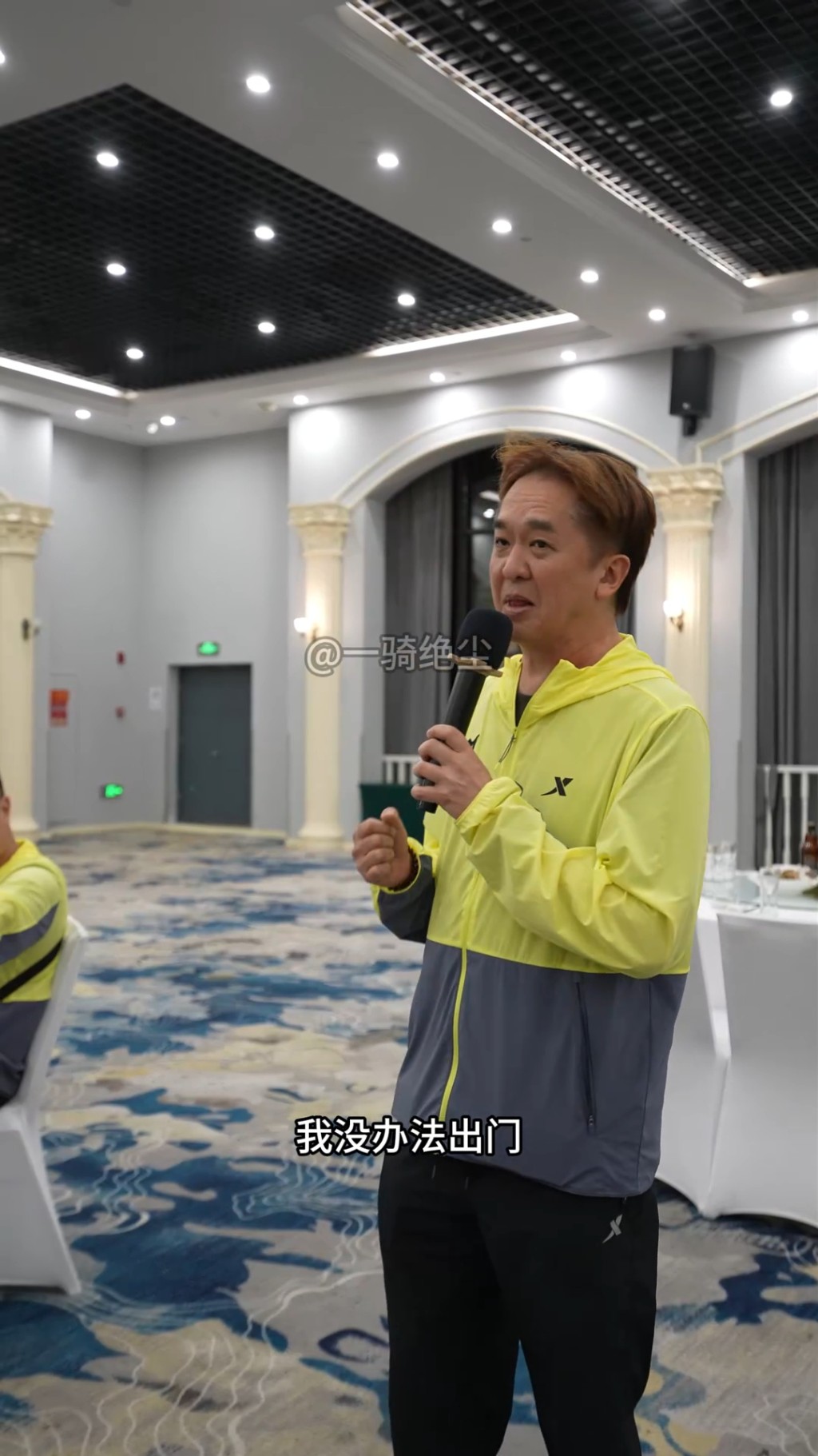鄧兆尊表示因有「太多手扣扣住」，越來越難出門。