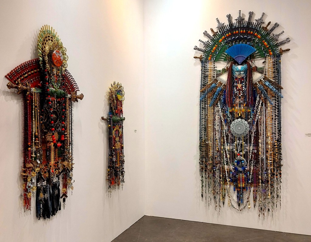 紐約藝廊帶來馬來西亞伊班族藝術家Anne Samat的作品系列如《Eyes Are Like Angels but Hearts Is Cold 1》（2021）。