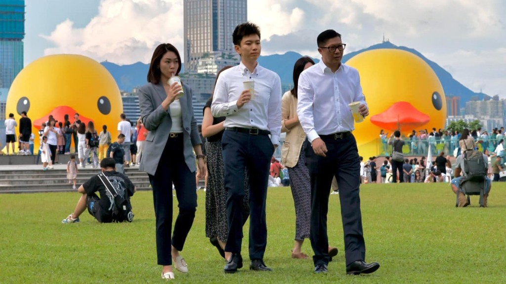 鄧炳強偕創作團隊添馬公園散步,感受市民打卡黃鴨熱情與歡顏。鄧炳強fb
