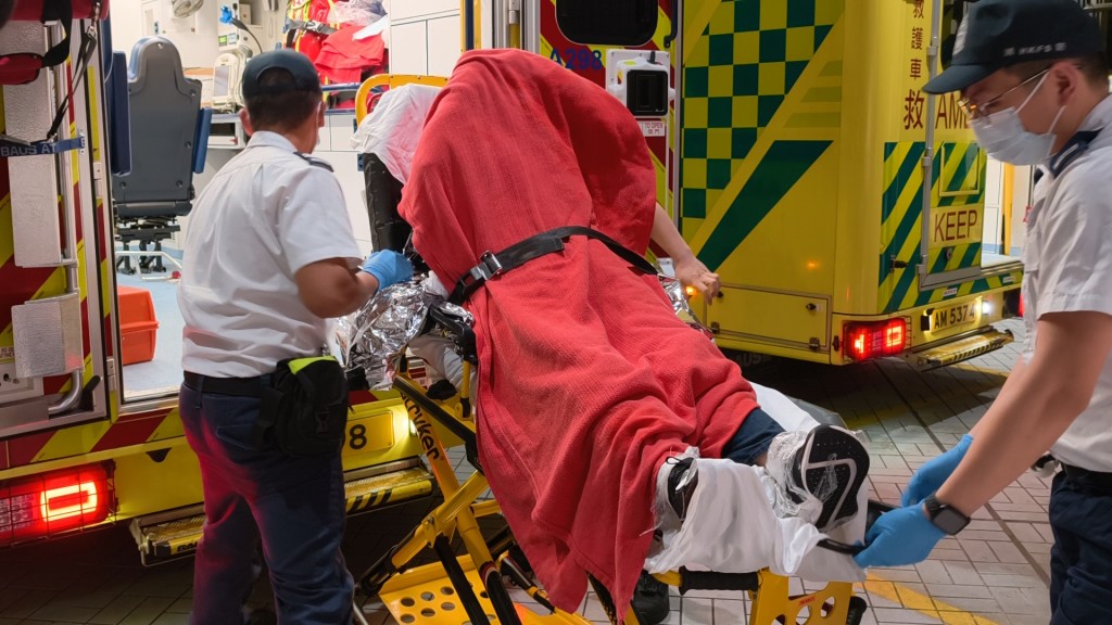 女子获救后清醒送院。黄文威摄