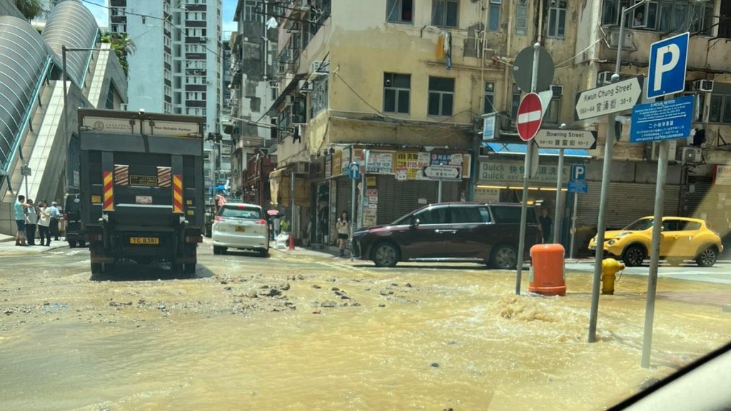 佐敦官涌街爆鹹水管 黃泥水湧出交通受阻。FB:馬路的事討論區