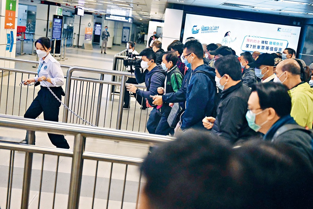羅湖復開關，大批乘客準備就緒「搶閘」。