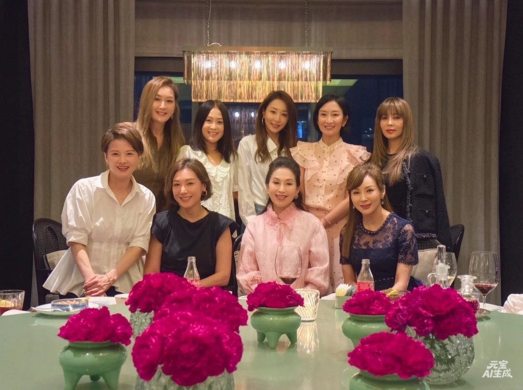 昔日九位美女共聚,包括孟廣美、梁小冰、陳嘉容、梁佩瑚、孫佳君(後排左起)、黎燕珊、周美鳳、王玉環及羅霖(前排左起)。 昔日九位美女共聚,包括孟廣美、梁小冰、陳嘉容、梁佩瑚、孫佳君(後排左起)、黎燕珊、周美鳳、王玉環及羅霖(前排左起)。