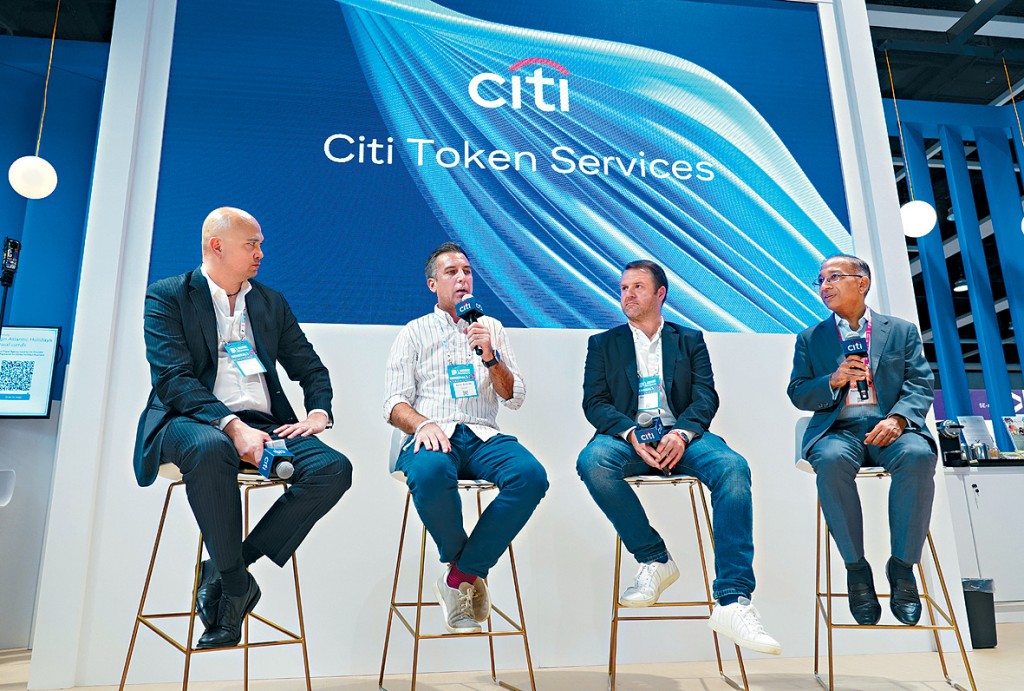 Sean Abbott(左二)表示，Payoneer协助全球中小企业进行跨境支付，依赖预缴资金模式确保「实时支付」体验。