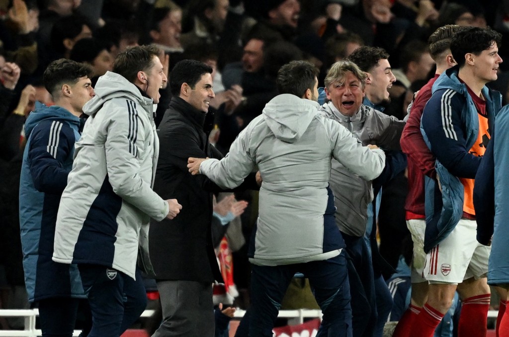 阿仙奴94分鐘奠勝，後備席一眾球員和教練興奮慶祝。路透社