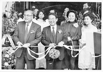 王光英一九八四年出席香港大富豪夜總會剪彩儀式，說了「馬照跑，舞照跳」的金句。