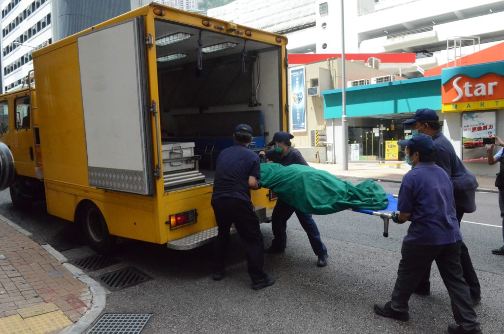 死者遺體由仵工舁走。