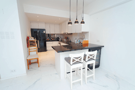 廚房採半開放式設計，凸顯空間感。