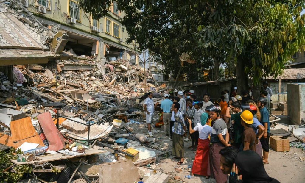 曼德勒住宅Sky Villa倒塌,大量居民被瓦礫掩埋。法新社 曼德勒住宅Sky Villa倒塌,大量居民被瓦礫掩埋。法新社