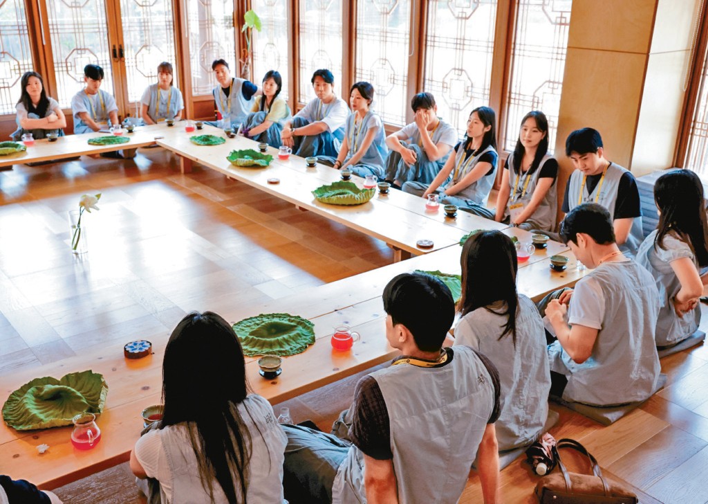 洛山寺相親營20位參加者圍坐成一圈，一邊品茶一邊互動。