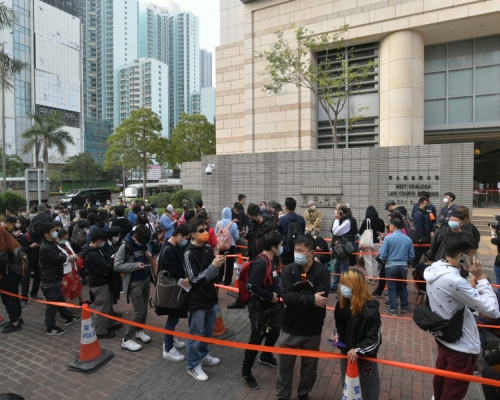 大批市民日前在西九龍法院外排隊輪籌聽審。 資料圖片