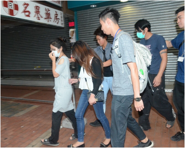 被捕人士被押走。