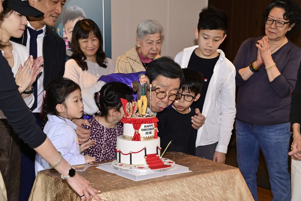 胡枫与曾孙一齐吹蜡烛。