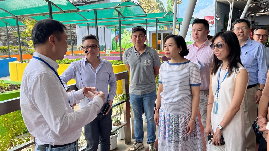 民政及青年事務局局長麥美娟到訪新加坡社區與休閒綜合大樓淡濱尼天地。政府新聞處