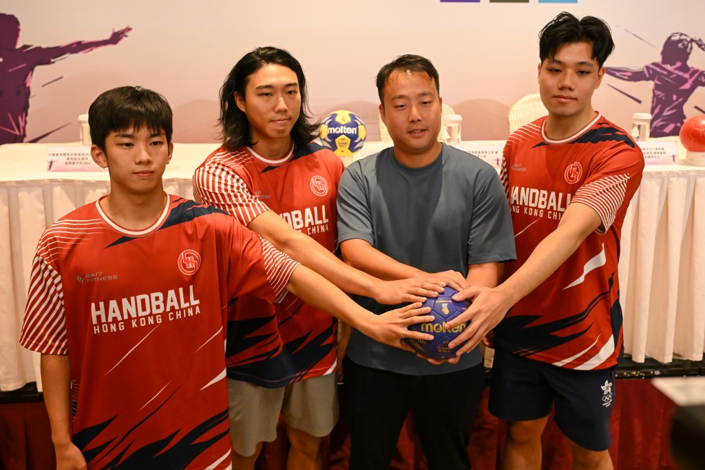 男子手球队队员(左起)田涯泓、陈梓朗、总教练许文邦以及韩学曦。摄影:魏国谦 男子手球队队员(左起)田涯泓、陈梓朗、总教练许文邦以及韩学曦。摄影:魏国谦