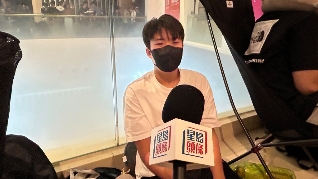 14歲少年H先生指自己排隊逾18小時,希望買得心頭好。蔡楚輝攝 14歲少年H先生指自己排隊逾18小時,希望買得心頭好。蔡楚輝攝