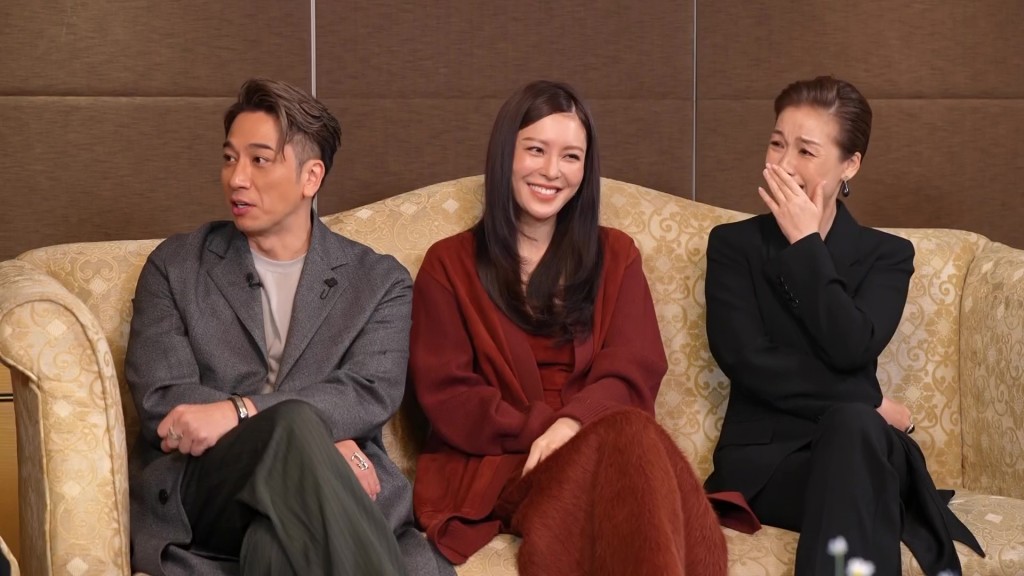 張曦雯被問及劇中拍檔優點時甜笑神回，身旁的江美儀亦掩嘴大笑。