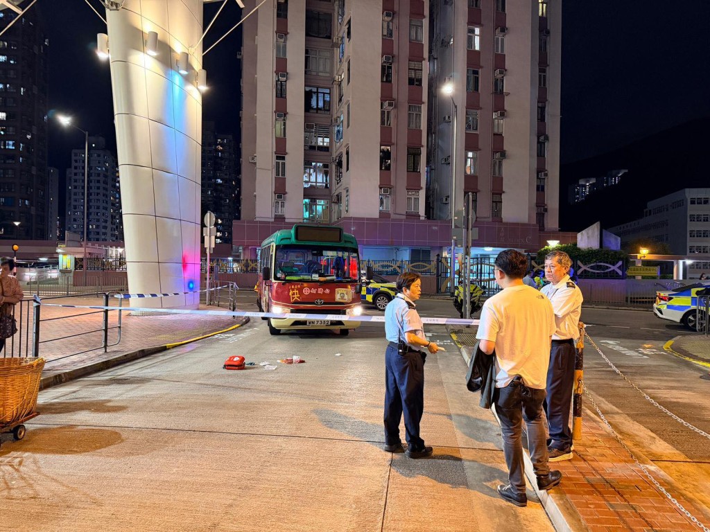 現場為石排灣邨巴士總站。FB：南區區議員張偉楠