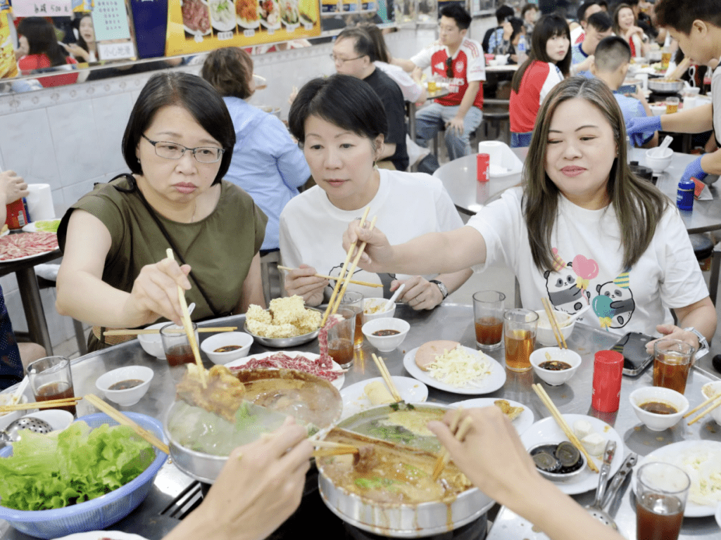 阿仙奴對熱刺精彩賽事過後,羅淑佩一行人到九龍城一間火鍋店宵夜,巧遇《星島》記者。何君健攝 阿仙奴對熱刺精彩賽事過後,羅淑佩一行人到九龍城一間火鍋店宵夜,巧遇《星島》記者。何君健攝