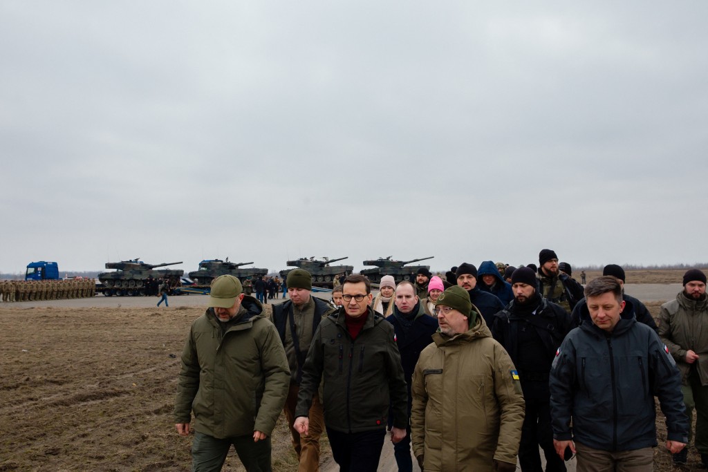 一行人在烏克蘭一處未公開地點交收4輛「豹2」坦克。 路透社