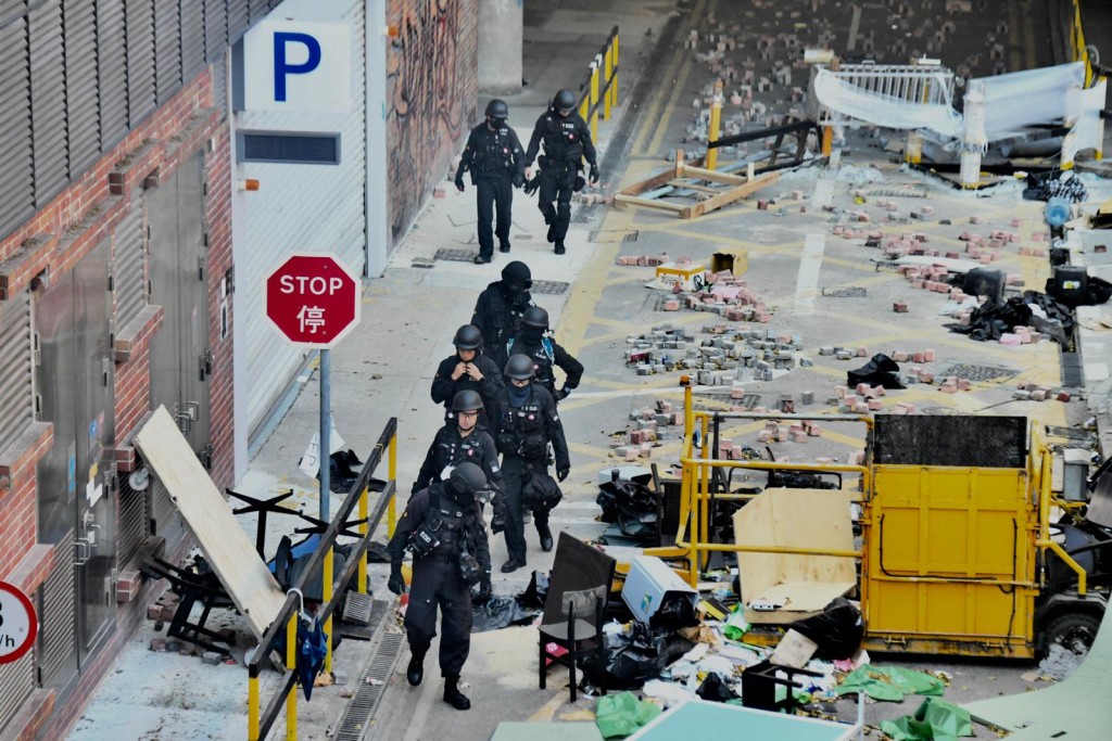 警方今早联同消防及社署等人员组成的安全小组，进入被围封多日的理工大学校园。