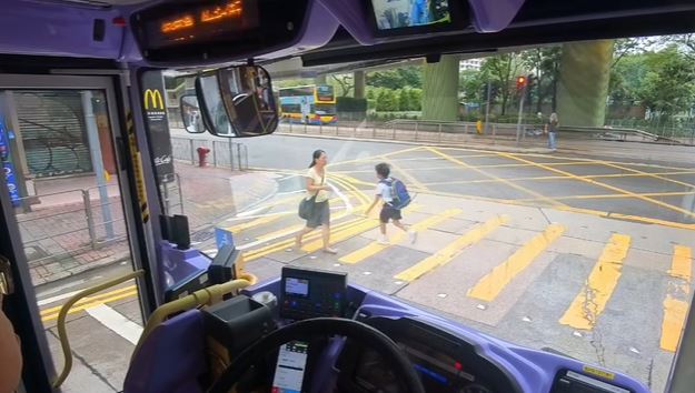 男子從維園方向走出先橫過兩條來回方向的行車線。fb 車cam L（香港群組）  