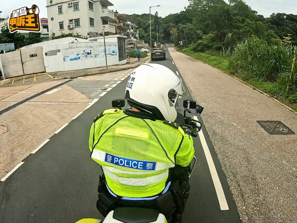駕駛電單車,如前方出現大車或慢車時,當線路和交通情況許可,可以參考Jason Sir做法,一邊扭頭及望鏡留意交通狀況,一邊以適當車速越過前面的車輛。 駕駛電單車,如前方出現大車或慢車時,當線路和交通情況許可,可以參考Jason Sir做法,一邊扭頭及望鏡留意交通狀況,一邊以適當車速越過前面的車輛。