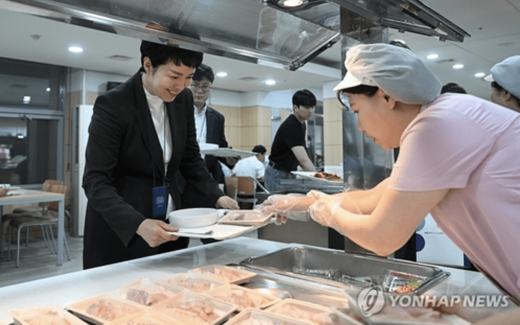 南韩统统办公室员工餐厅的午餐菜单，提供以国产海鲜为主要食材的菜色。南韩总统办公室
