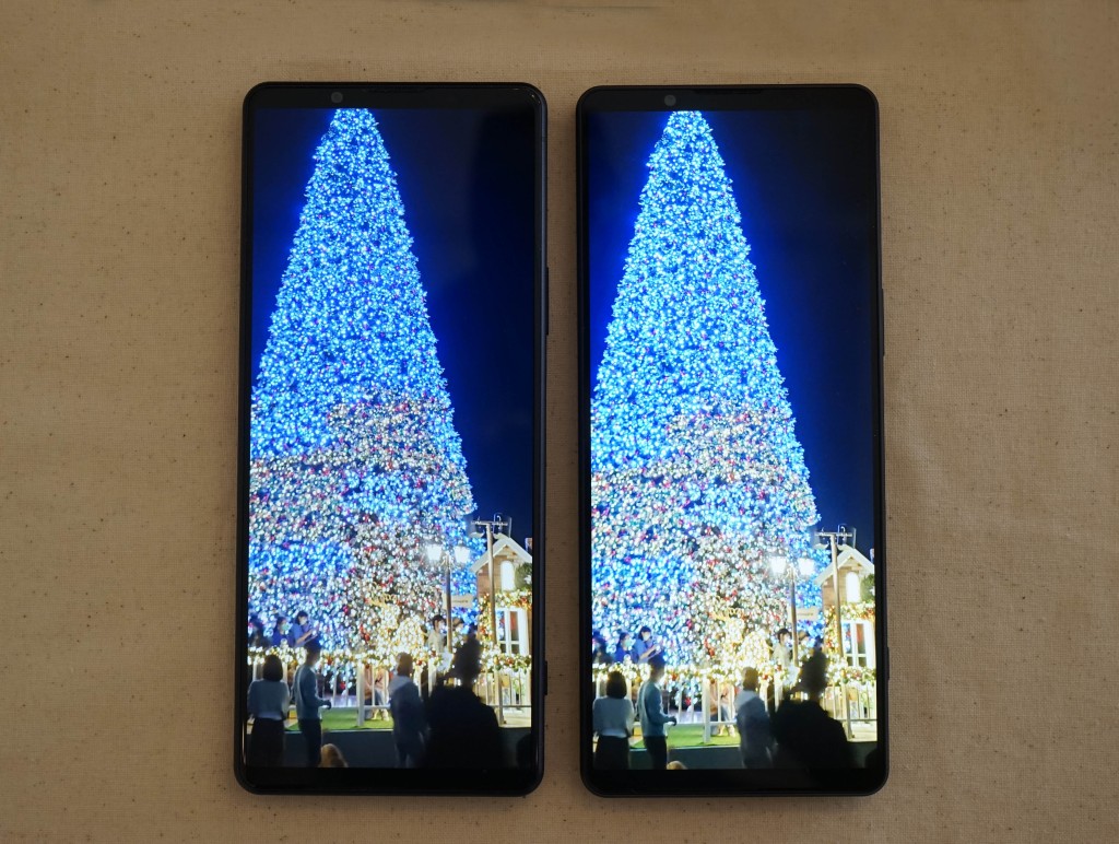 Xperia 1 IV(右)熒幕亮度比上代(左)提升了50%。