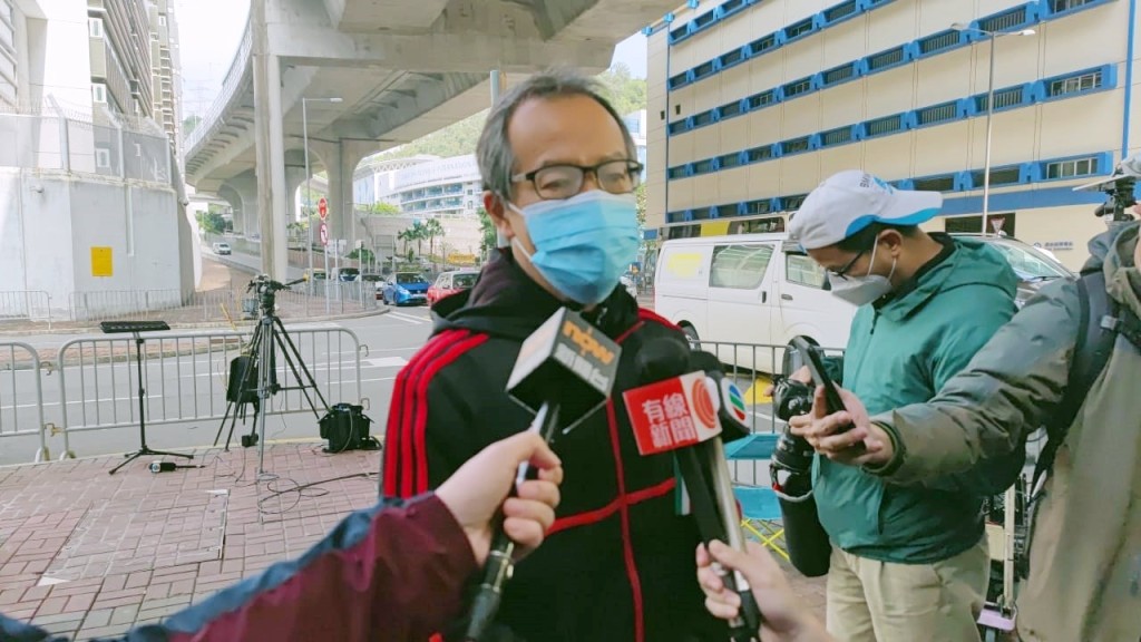 張超雄離開荔枝角收押所。
