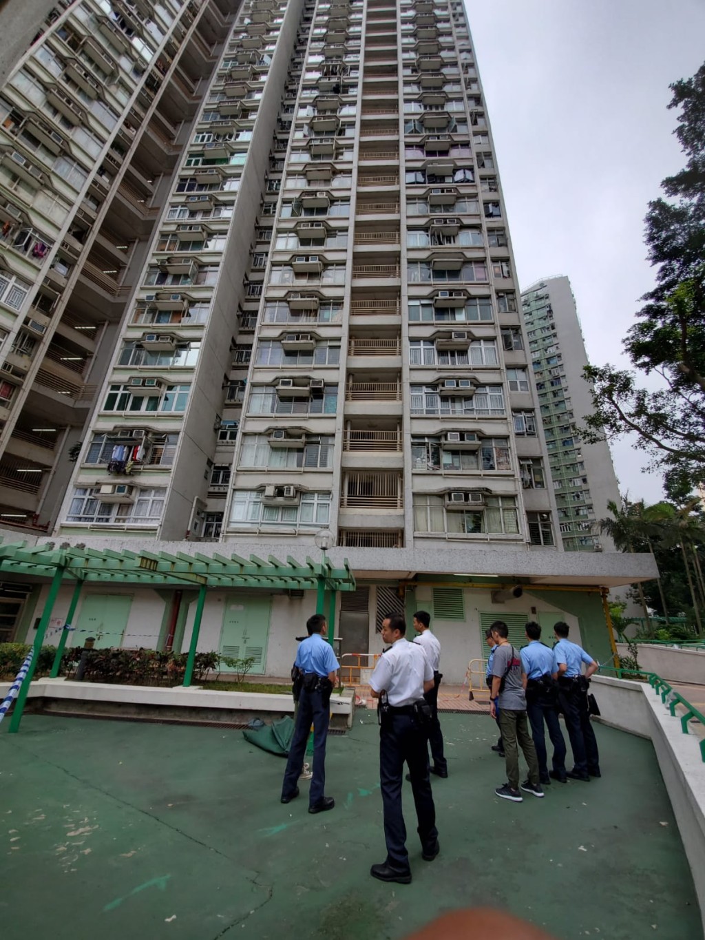警員在龍豐樓調查。蔡楚輝攝