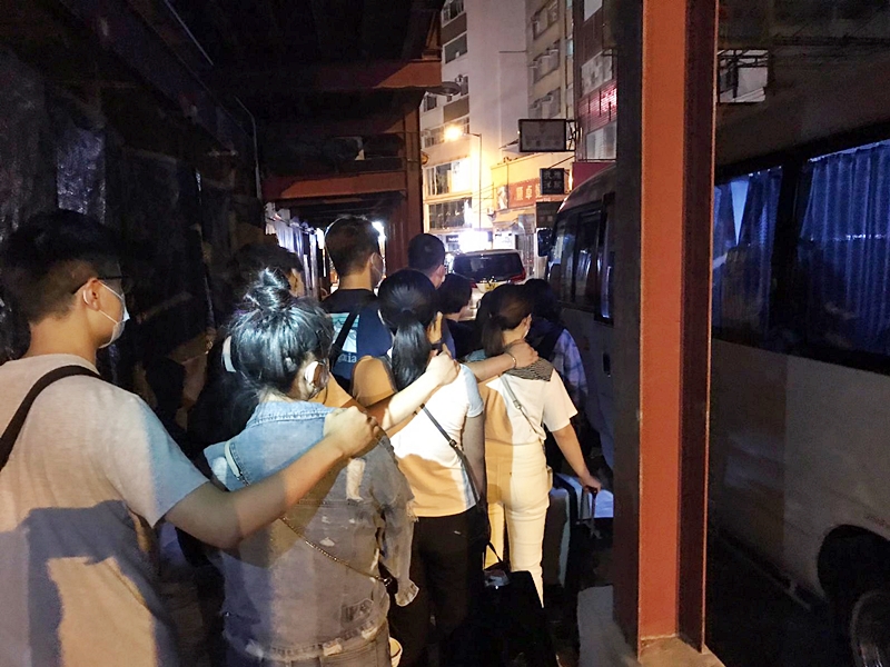 行動中,警方共拘捕13名內地女子及兩名外籍女子。警方圖片