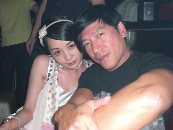 2010年，張耀揚與一性感國內佳麗在Disco中親密地影合照。