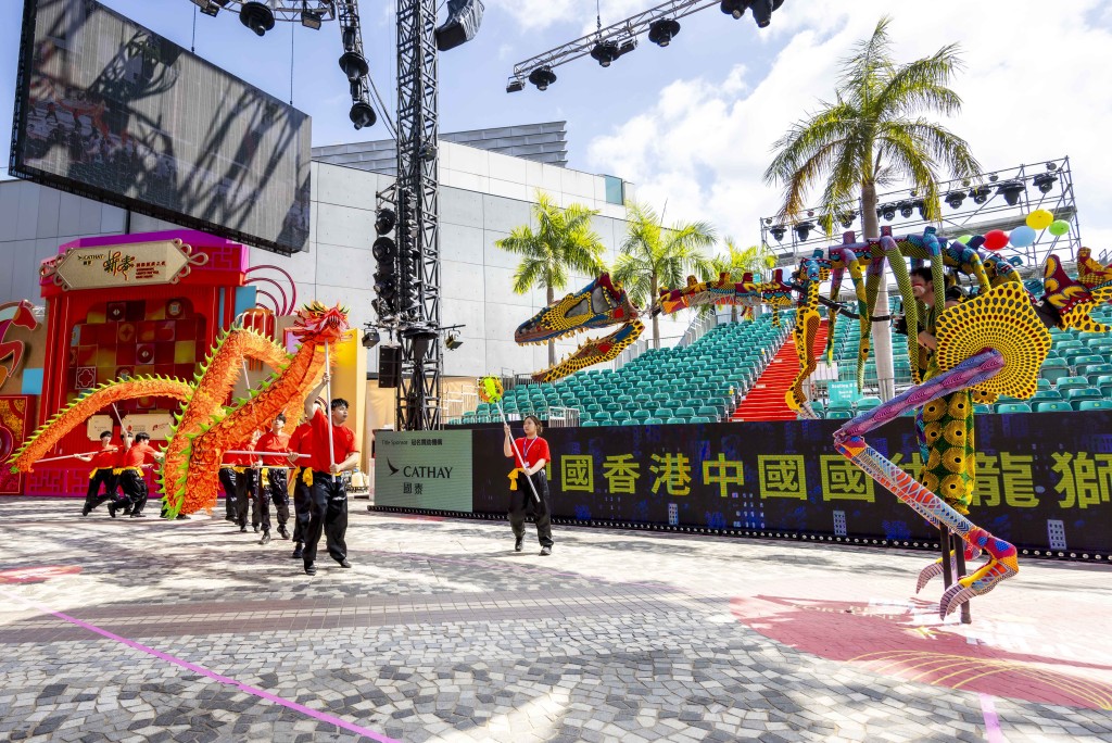 意大利奇幻恐龍與中國夜光龍雙龍匯演。 意大利奇幻恐龍與中國夜光龍雙龍匯演。
