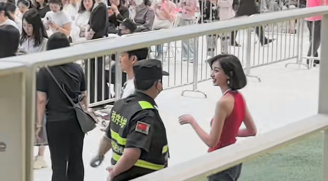 外傳為黃愷傑新婚妻子的紅衣女子和保安談笑風生。 外傳為黃愷傑新婚妻子的紅衣女子和保安談笑風生。