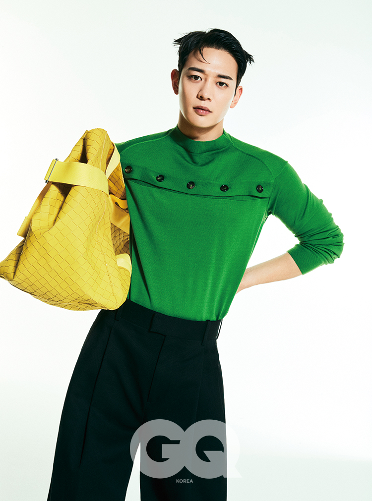 件衫同個手袋都好Colorful。（照片來源：GQ KOREA）