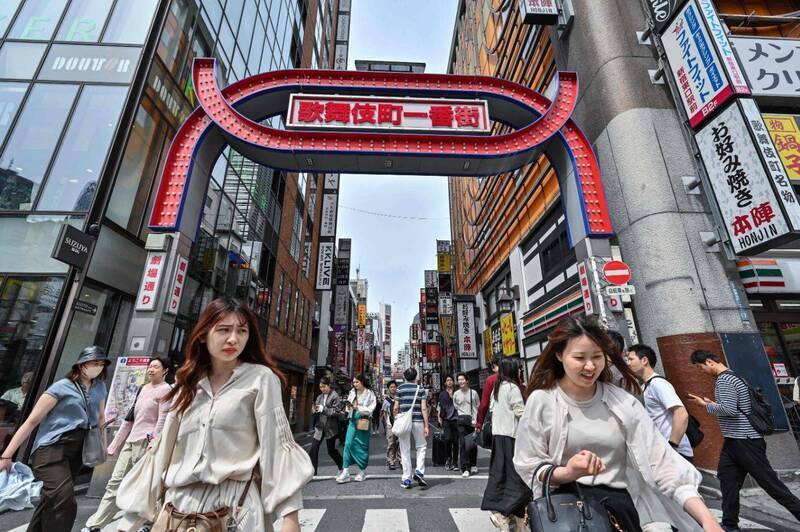 新宿区拟禁止住宅及校园附近设民宿。法新社