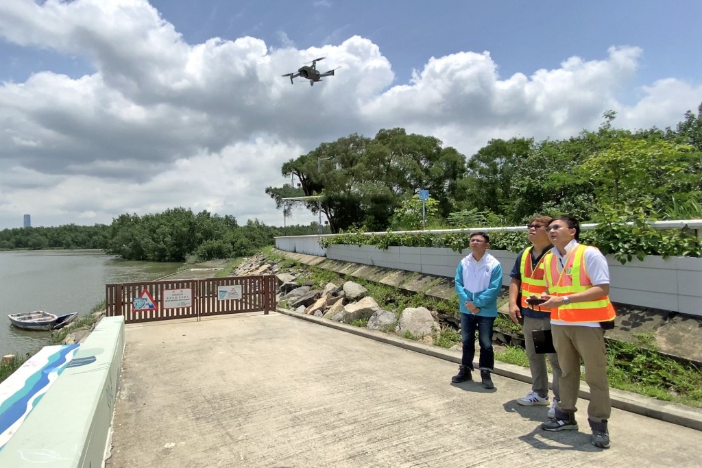 渠務署無人機操作員示範如何操作無人機，巡查渠務署轄下的河道。網誌圖片
