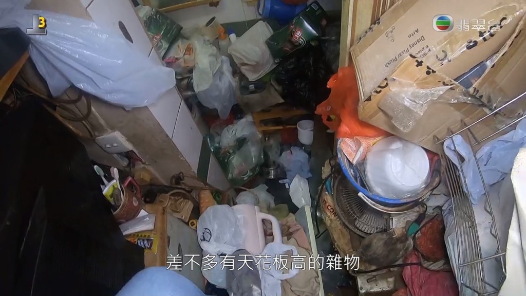 業主卻驚見70多歲的租客將單位塞滿垃圾。